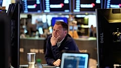 Händler arbeiten auf dem Parkett der New Yorker Börse in New York, Montag, 7. April 2025.