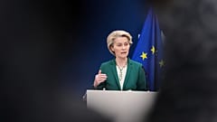 Die Präsidentin der Europäischen Kommission, Ursula von der Leyen, spricht während einer Medienkonferenz am EU-Hauptsitz in Brüssel am Montag, 7. April 2025, zu Journalisten.