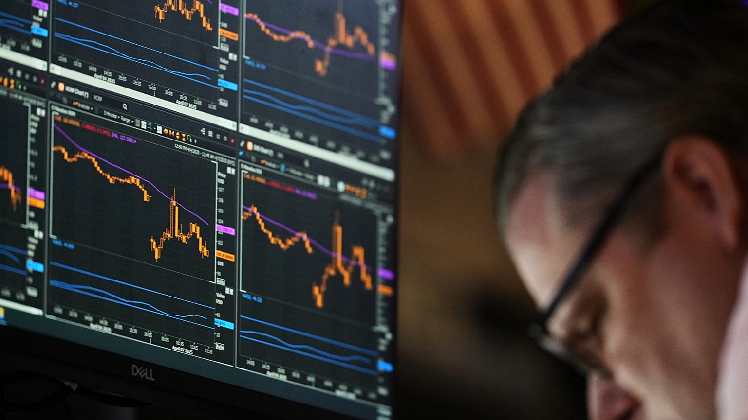 Des traders travaillent à la bourse de New York, lundi 7 avril 2025.