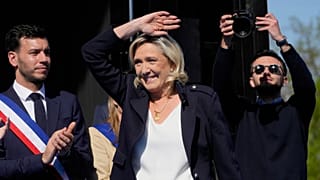 A líder da extrema-direita francesa, Marine Le Pen, chega ao comício nacional do partido de extrema-direita francês perto do parlamento em Paris, no domingo, 6 de abril de 2025.