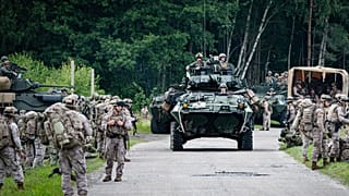 Des véhicules blindés militaires participent à l'exercice Baltops 2024 dans la région de la mer Baltique, dimanche 16 juin 2024.
