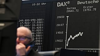 Ein Händler sitzt an der Frankfurter Wertpapierbörse, 7. April 2025