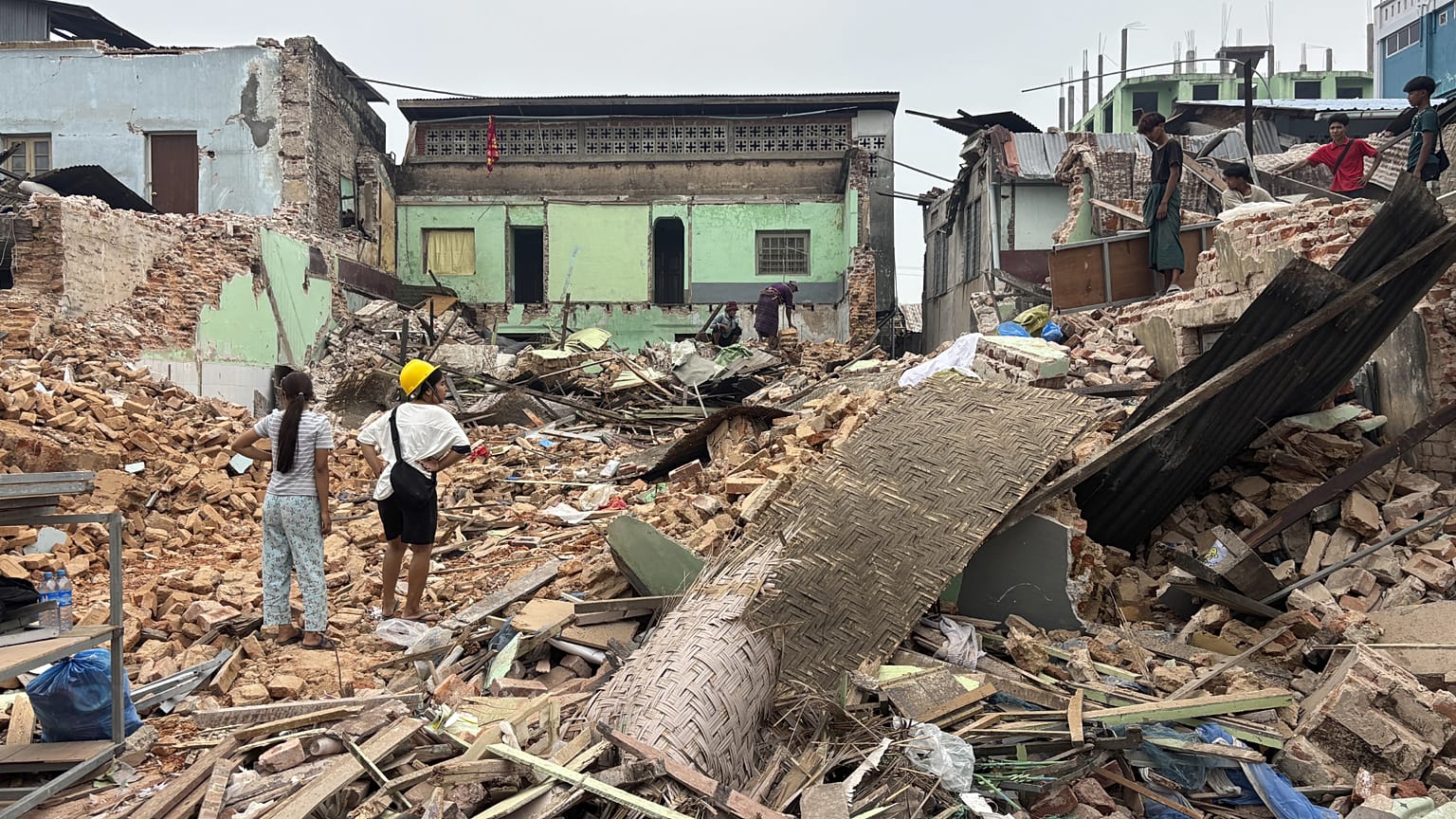 İnsanlar Naypyidaw'da meydana gelen depremin ardından hasar gören binalardaki enkazı temizliyor, 7 Nisan, 2025