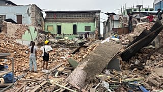 Varias personas limpian los escombros de los edificios dañados en Naypyidaw, 7 de abril de 2025.