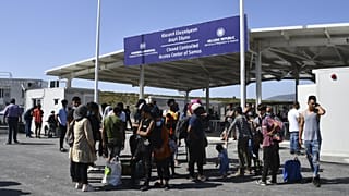 Göçmenler, Yunanistan'ın Samos adasındaki Zervou köyünde bulunan tesisin önünde beklerken, 20 Eylül 2021