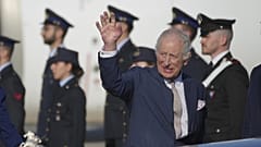 König Karl III. winkt bei der Ankunft auf dem internationalen Flughafen von Rom zu einem viertägigen offiziellen Besuch in Italien, 7. April 2025