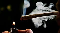 Τακτικός χρήστης μαλακών ναρκωτικών ανάβει τσιγαριλίκι μαριχουάνας σε καφετέρια στο Άμστερνταμ, 24 Ιουνίου 2008 