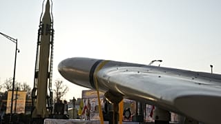 Iráni saját gyártású rakéták és drónok egy teheráni katonai parádén