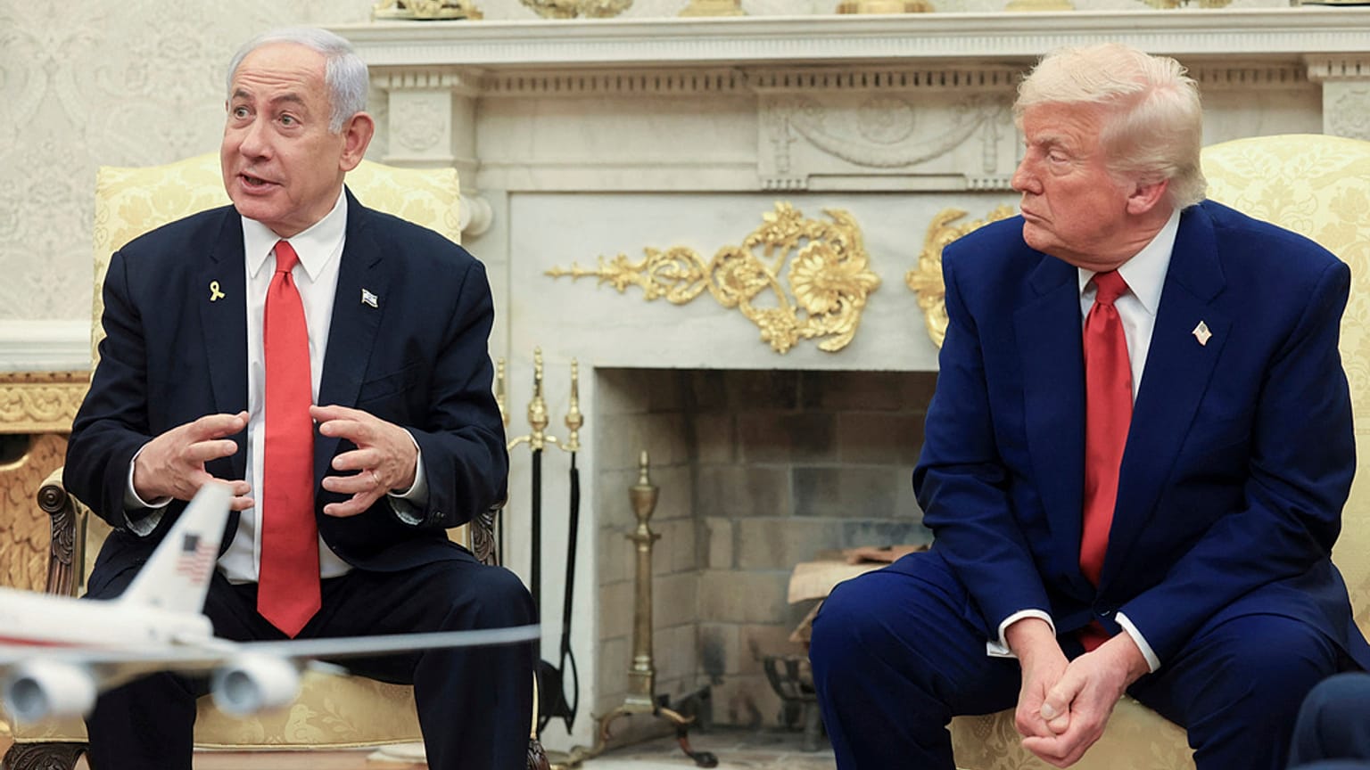 El presidente Donald Trump habla durante una reunión con el primer ministro de Israel, Benjamin Netanyahu, en el Despacho Oval de la Casa Blanca.