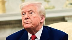 Präsident Donald Trump nimmt an einem Treffen mit Israels Premierminister Benjamin Netanjahu im Oval Office des Weißen Hauses teil.