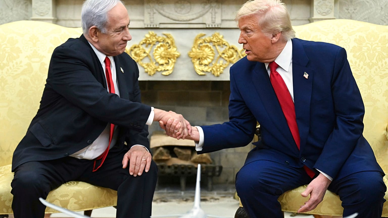 الرئيس الأمريكي دونالد ترامب،، يصافح رئيس الوزراء الإسرائيلي بنيامين نتنياهو في المكتب البيضاوي في البيت الأبيض، يوم الاثنين، 7 أبريل/نيسان 2025، في واشنطن. 