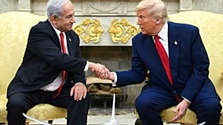 الرئيس الأمريكي دونالد ترامب،، يصافح رئيس الوزراء الإسرائيلي بنيامين نتنياهو في المكتب البيضاوي في البيت الأبيض، يوم الاثنين، 7 أبريل/نيسان 2025، في واشنطن. 