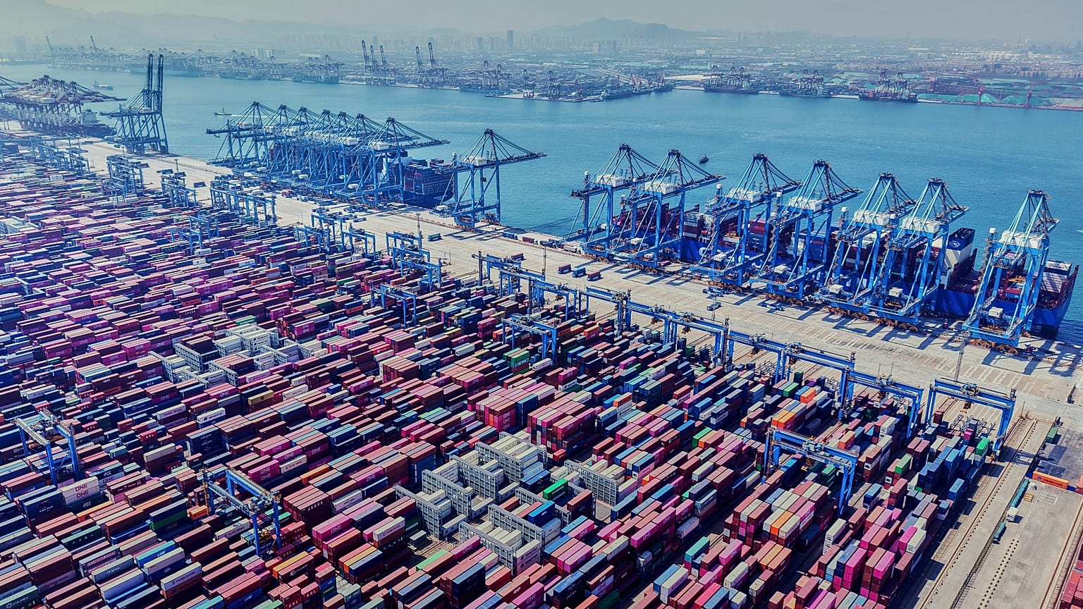 Vista aérea de um terminal de contentores em Qingdao, na província de Shandong, no leste da China, domingo, 6 de abril de 2025.