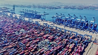Çin'in doğusundaki Shandong eyaletinde yer alan Qingdao'daki bir konteyner terminalinin havadan görünümü 6 Nisan 2025, Pazar.
