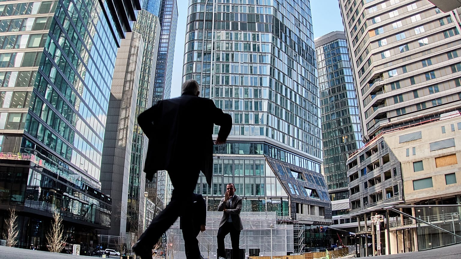 Egy férfi elhagy egy bank épületét Frankfurtban, Németországban, 2025. március 31-én, hétfőn.