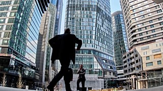 Um homem sai de um edifício bancário em Frankfurt, Alemanha, segunda-feira, 31 de março de 2025.