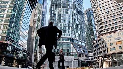 Egy férfi elhagy egy bank épületét Frankfurtban, Németországban, 2025. március 31-én, hétfőn.