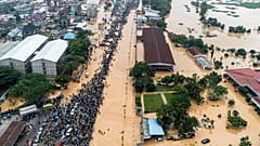 La gente camina por las calles inundadas de Kinshasa, República Democrática del Congo, el domingo 6 de abril de 2025