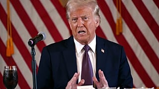 الرئيس دونالد ترامب خلال اجتماع مع حكام الجمهوريين في مار إيه لاغو في 9 يناير 2025، في بالم بيتش، فلوريدا.