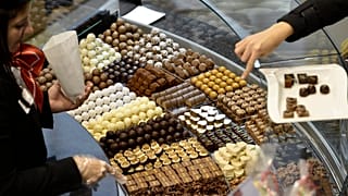 Des visiteurs dégustent différentes sortes de chocolat, lors du deuxième Salon international des chocolatiers et du chocolat, le 27 octobre 2012 à Genève, en Suisse.
