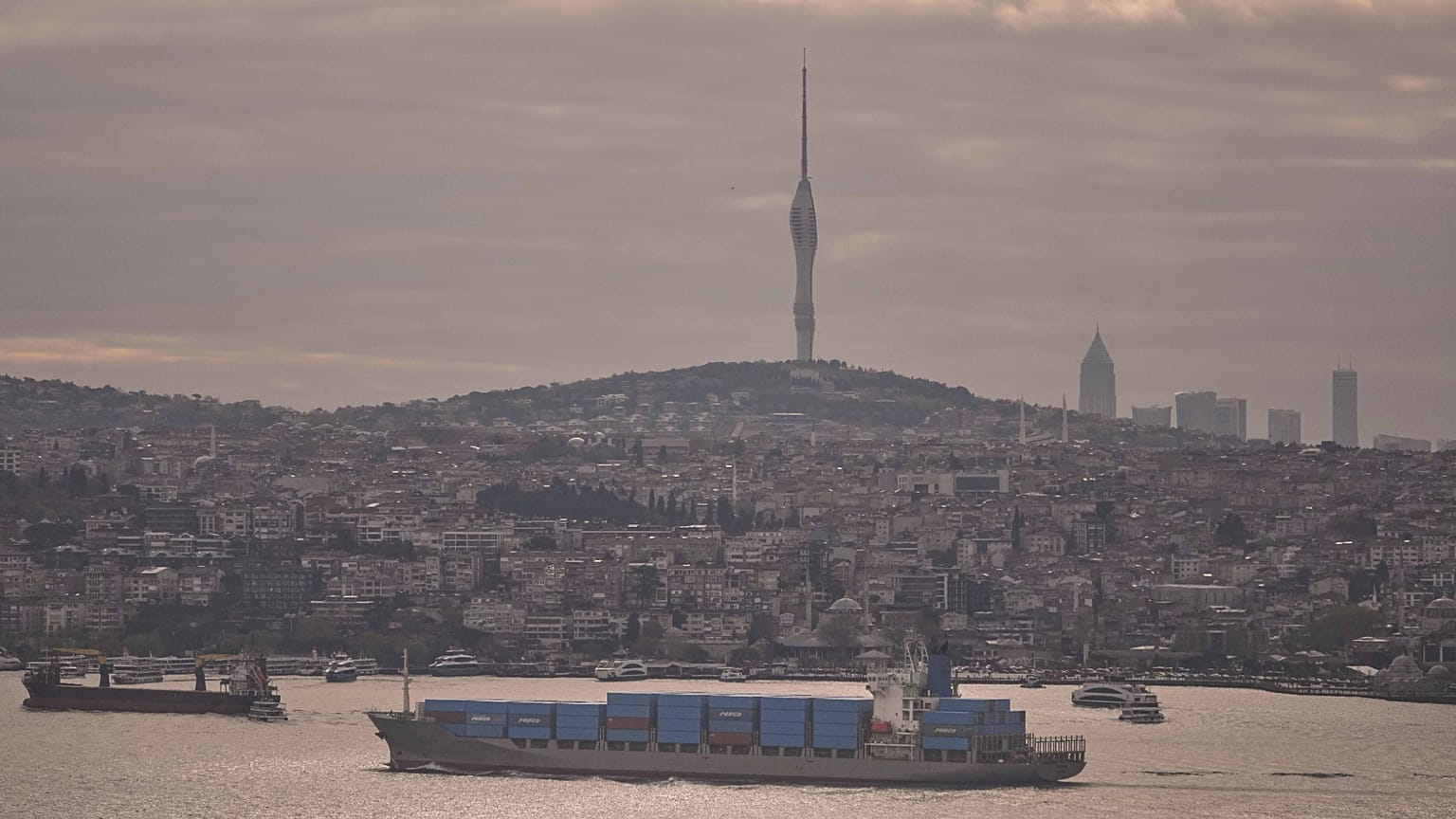 Konteyner gemisi Hornise, Çin'in Jingtang limanından Rusya'nın Novorossiysk limanına giderken İstanbul Boğazı'ndan geçiyor, İstanbul, Türkiye, 8 Nisan 2025.