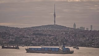 Το πλοίο μεταφοράς εμπορευματοκιβωτίων Hornise διασχίζει το στενό του Βοσπόρου, καθ' οδόν από το λιμάνι Jingtang της Κίνας προς το λιμάνι Novorossiysk της Ρωσίας, στην Κωνσταντινούπολη, Τουρκία, 8 Απριλίου 2025.