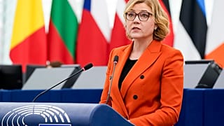Henna Virkkunen, commissaire européenne chargée de la technologie, s'exprimant lors d'une session plénière du Parlement européen.