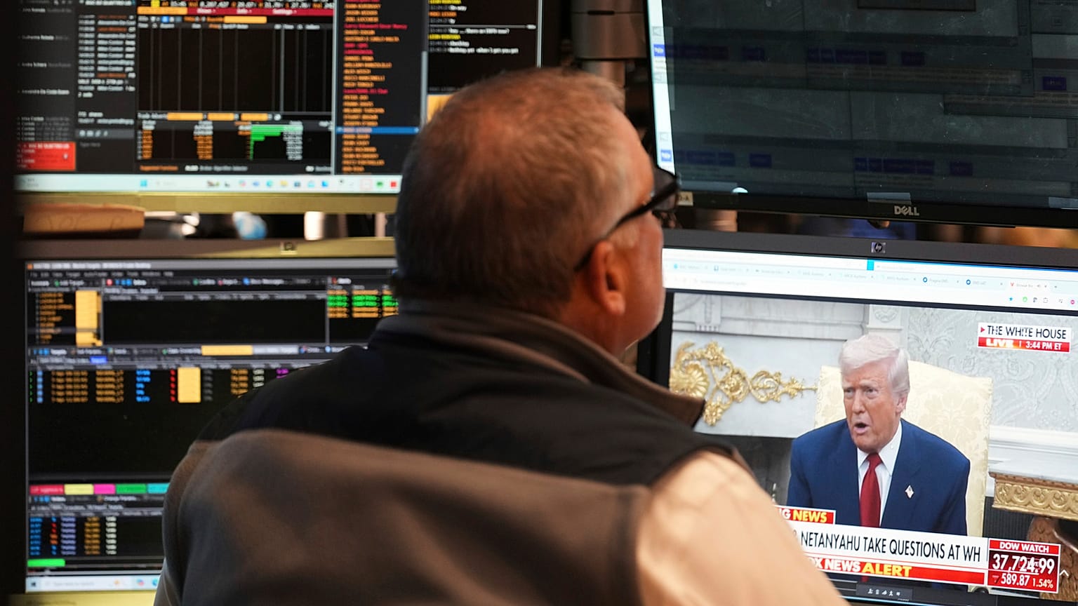 Il Presidente Donald Trump viene visto alla televisione mentre i trader lavorano alla Borsa di New York, lunedì 7 aprile 2025.