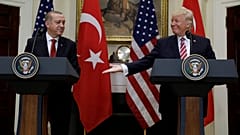 الرئيس الأمريكي آنذاك دونالد ترامب يمد يده للرئيس التركي رجب طيب أردوغان في البيت الأبيض في واشنطن، الثلاثاء 16 مايو 2017.