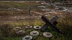 Ein ukrainischer Pionier sucht auf dem Feld eines kürzlich befreiten Dorfes am Rande von Cherson in der Südukraine nach Minen, Mittwoch, 16. November 2022