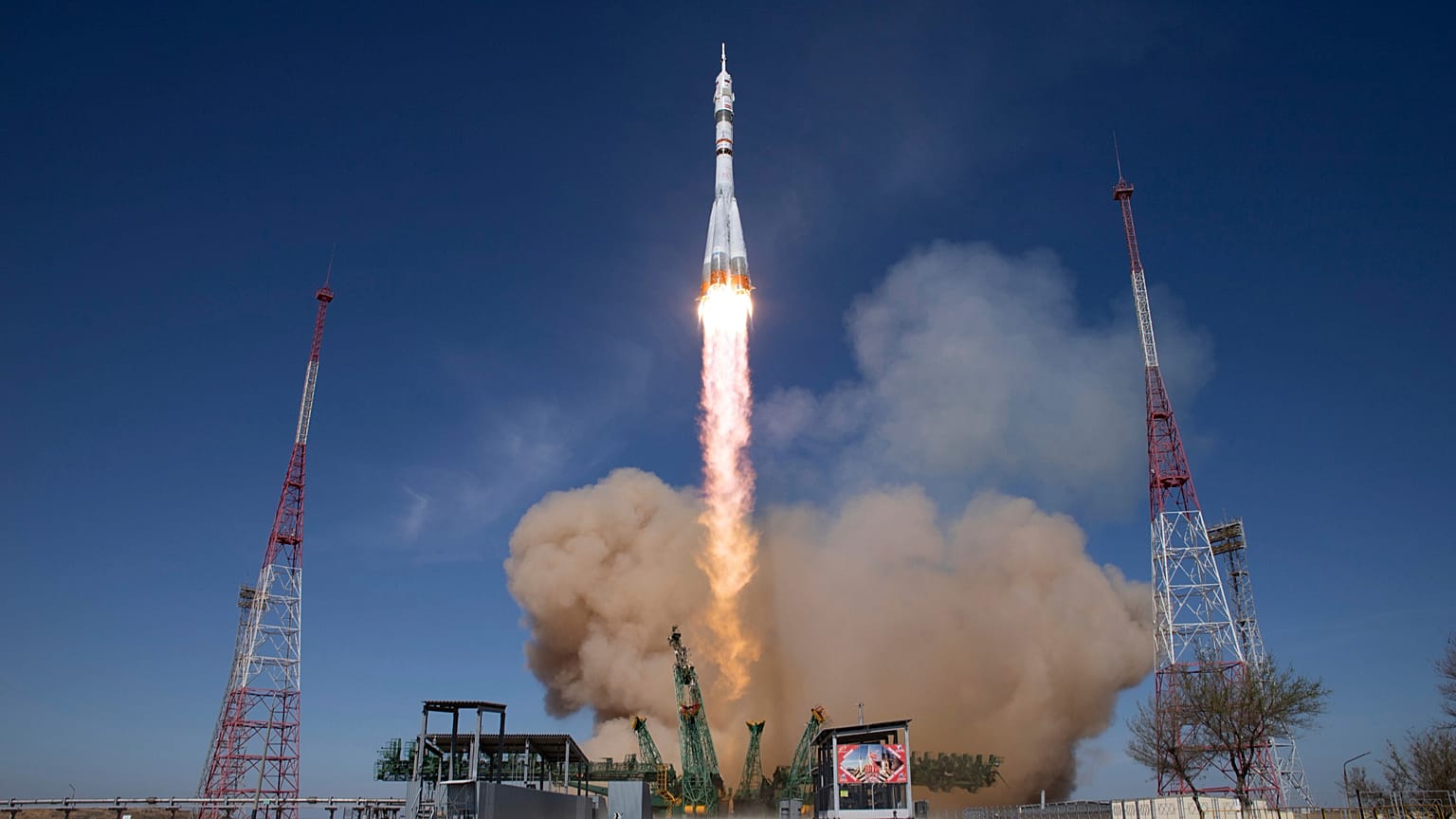 صاروخ سويوز روسي يحمل مركبة سويوز MS-27 ينطلق نحو محطة الفضاء الدولية من قاعدة بايكونور الفضائية في كازاخستان، 08.04.2025