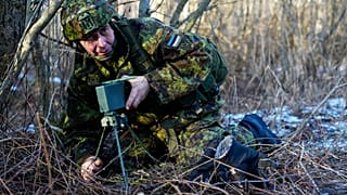 Un réserviste militaire estonien pose une mine antipersonnel directionnelle vierge près d'une route lors d'un entraînement dans la campagne près de Haapsalu, Estonie (janvier 2023).