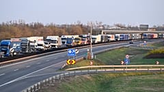 Φορτηγά σχηματίζουν ουρά στο δρόμο που οδηγεί στη συνοριακή διάβαση μεταξύ Ουγγαρίας και Σλοβακίας στη Ράικα, 27 Μαρτίου 2025