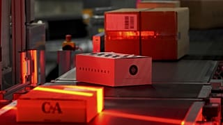 Csomagok szkennelése a DHL ludwigsfeldei központjában