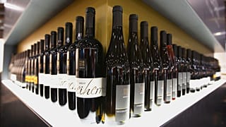 Bottiglie di vino rosso in mostra al Vinitaly di Verona