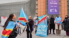 Ein Pro-Kongo-Demonstrant hält ein Schild mit der Aufschrift "Kongo ist nicht käuflich" vor dem Gebäude des Europäischen Rates in Brüssel, 17. März 2025