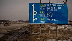 Rusya'nın Belgorod şehrine giden yolda, Rus ve Ukrayna güçleri arasında ilk çatışmaların yaşandığı yerin yakınında, kurşun ve şarapnel parçalarıyla delik deşik olmuş yol tabelası