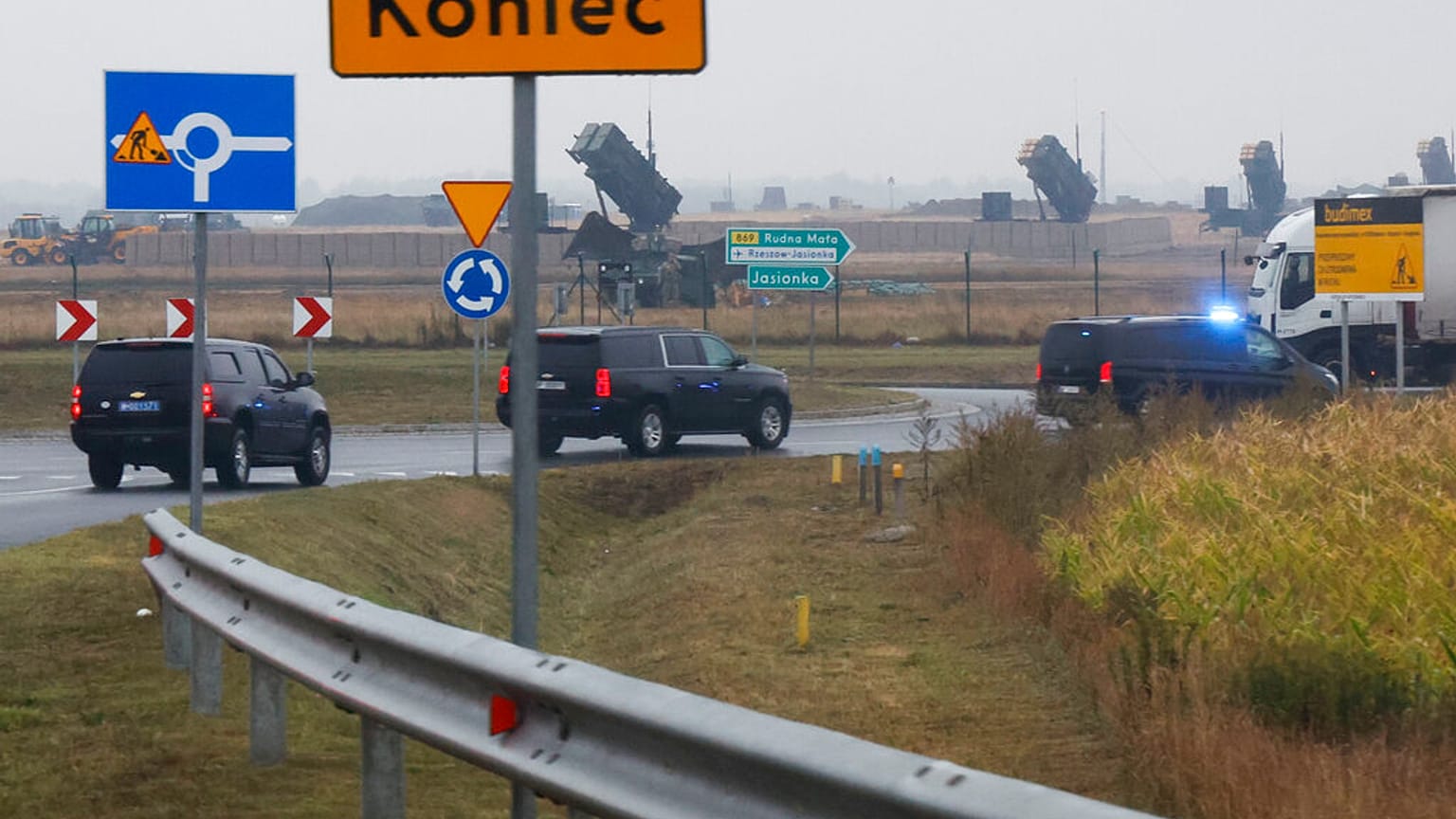 Una colonna con a bordo il Segretario di Stato americano Antony Blinken arriva all'aeroporto di Rzeszów-Jasionka a Jasionka, in Polonia, venerdì 9 settembre 2022.