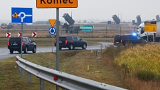 Una colonna con a bordo il Segretario di Stato americano Antony Blinken arriva all'aeroporto di Rzeszów-Jasionka a Jasionka, in Polonia, venerdì 9 settembre 2022.