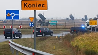 Kolumna wioząca Sekretarza Stanu USA Antony'ego Blinkena przybywa na lotnisko Rzeszów-Jasionka w Jasionce, Polska, piątek, 9 września 2022 r.