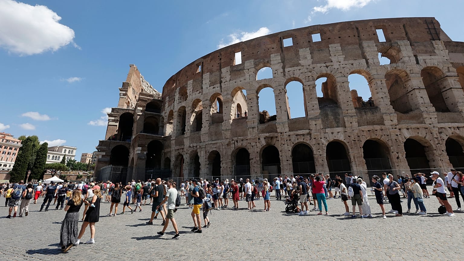 Turistler İtalya'nın Roma kentindeki Kolezyum'a girmek için kuyrukta bekliyor.