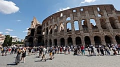 Turistler İtalya'nın Roma kentindeki Kolezyum'a girmek için kuyrukta bekliyor.