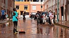 Jovens residentes limpam a lama das ruas após fortes chuvas em Campanillas, Málaga, Espanha, 18 de março de 2025. 