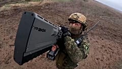 FILE: Rosyjski żołnierz przygotowuje się do ostrzelania ukraińskich dronów w nieujawnionym miejscu w Ukrainie, 16 stycznia 2025 r.