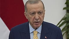 الرئيس التركي رجب طيب أردوغان يتحدث خلال مؤتمر صحفي مشترك مع الرئيس الإندونيسي برابوو سوبيانتو بعد اجتماعهما في قصر بوجور الرئاسي في بوجور  