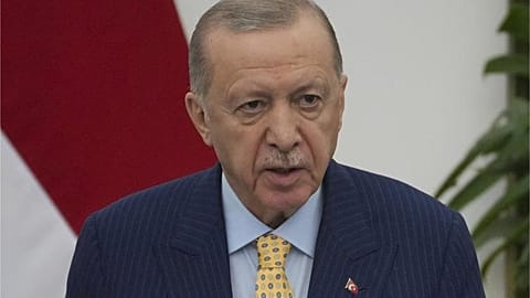 الرئيس التركي رجب طيب أردوغان يتحدث خلال مؤتمر صحفي مشترك مع الرئيس الإندونيسي برابوو سوبيانتو بعد اجتماعهما في قصر بوجور الرئاسي في بوجور  