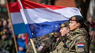 A holland hadsereg katonái Litvánia NATO-tagságának 20. évfordulója alkalmából rendezett ünnepségen Litvániában, Vilniusban, 2024. március 29-én, pénteken.