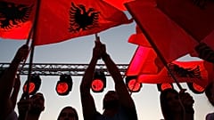 Başbakan Edi Rama'nın destekçileri Vlora'da düzenlenen bir seçim mitingi sırasında Arnavutluk bayrakları sallıyor, 28 Haziran 2019
