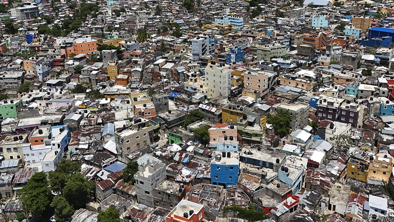 DOSSIER : Des maisons couvrent une colline dans le quartier de La Zurza à Saint-Domingue, en République dominicaine, le samedi 18 mai 2024.