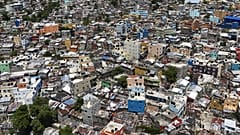 DOSYA: Dominik Cumhuriyeti'nin Santo Domingo kentinin La Zurza mahallesinde bir tepeyi kaplayan evler, 18 Mayıs 2024, Cumartesi